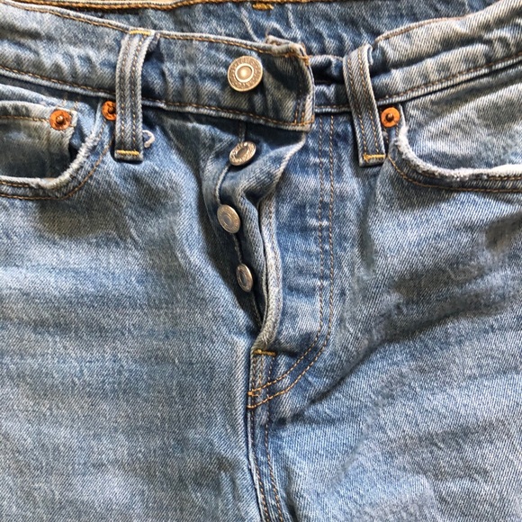 SOLD⭐️Levi’s ⭐️Button Up⭐️ - Picture 2 of 3